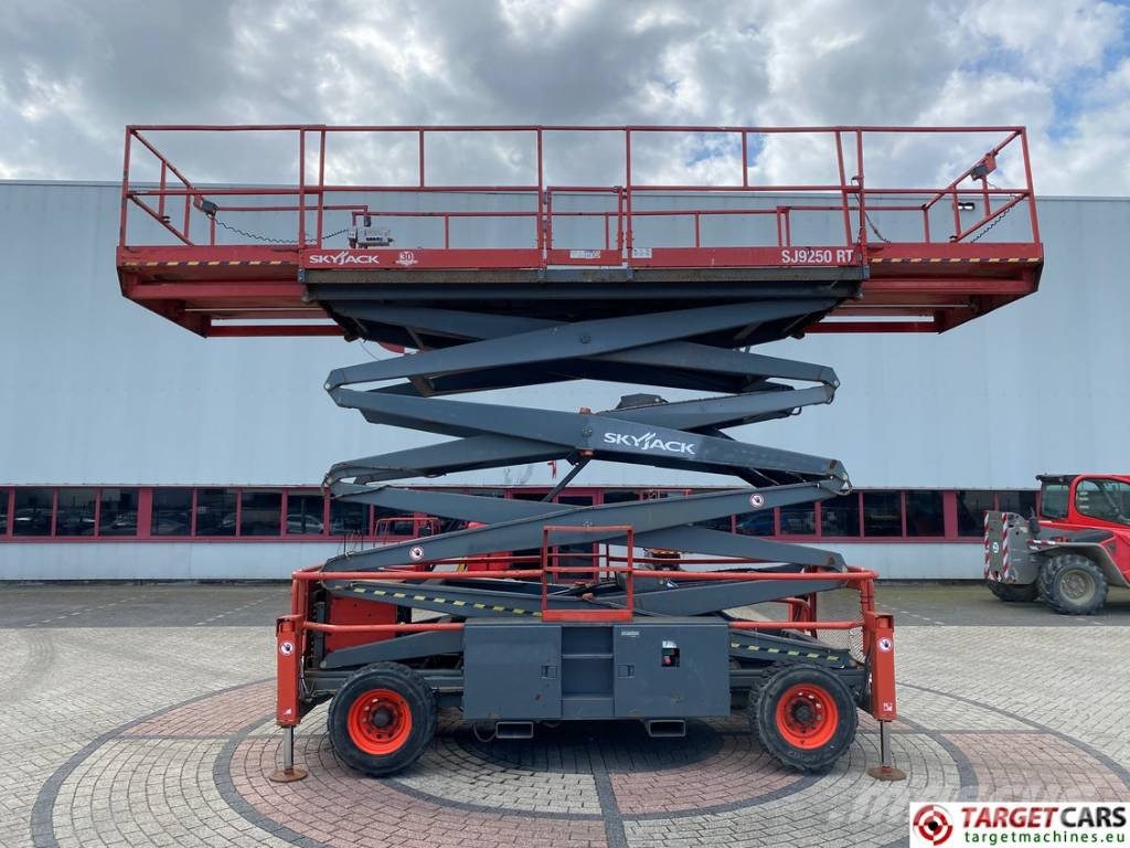 SkyJack SJ9250 RT Diesel Scissor Work Lift 1720cm Scheren-Arbeitsbühnen