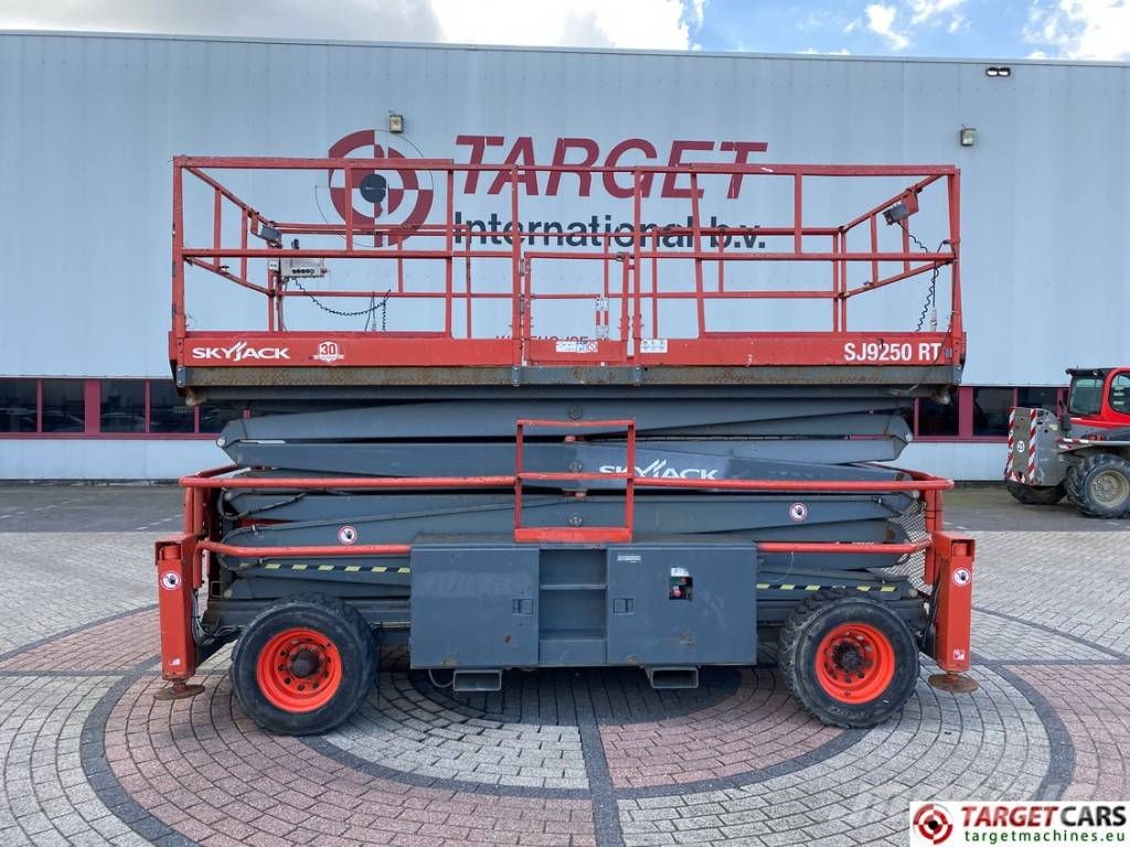 SkyJack SJ9250 RT Diesel Scissor Work Lift 1720cm Scheren-Arbeitsbühnen