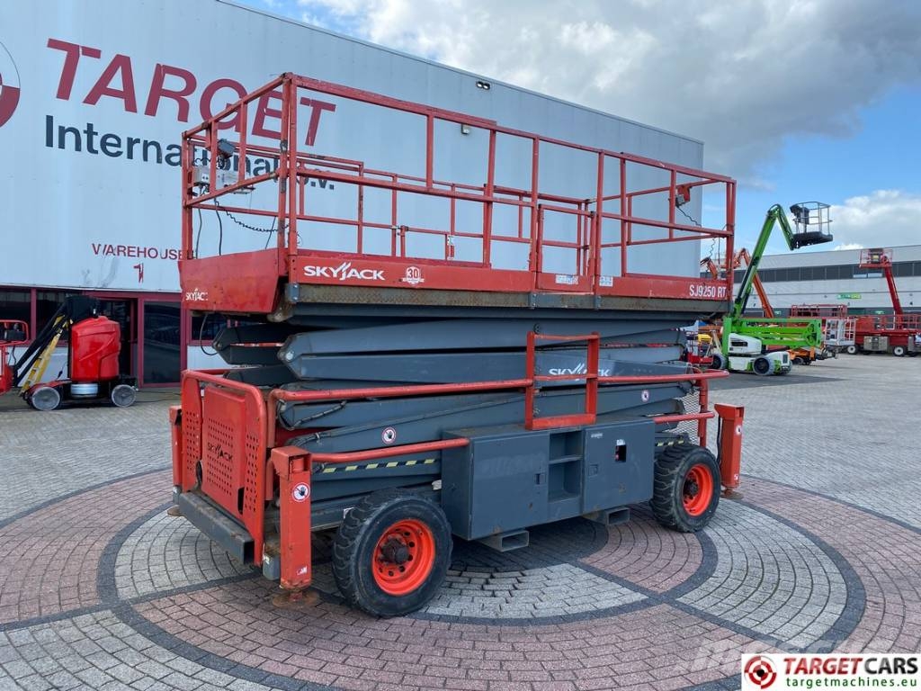 SkyJack SJ9250 RT Diesel Scissor Work Lift 1720cm Scheren-Arbeitsbühnen