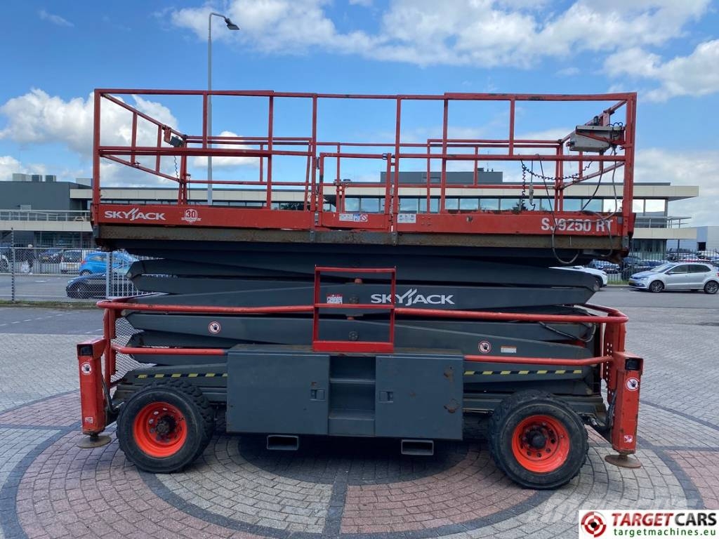 SkyJack SJ9250 RT Diesel Scissor Work Lift 1720cm Scheren-Arbeitsbühnen