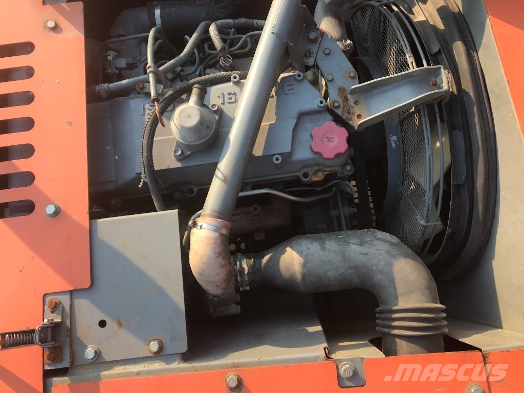 Hitachi ZX 210 حفارات زحافة