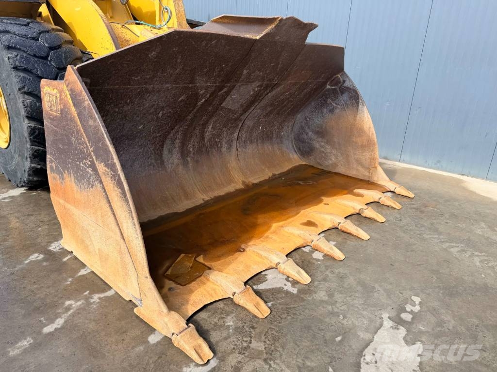 CAT 966M Kolesni nakladalci