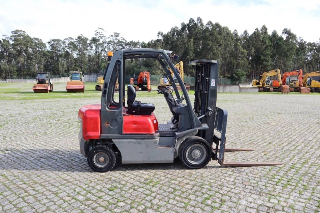 Nissan Y1D2A25Q 2500 kg Dieselové vozíky