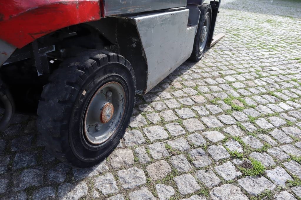 Nissan Y1D2A25Q 2500 kg Dieselové vozíky