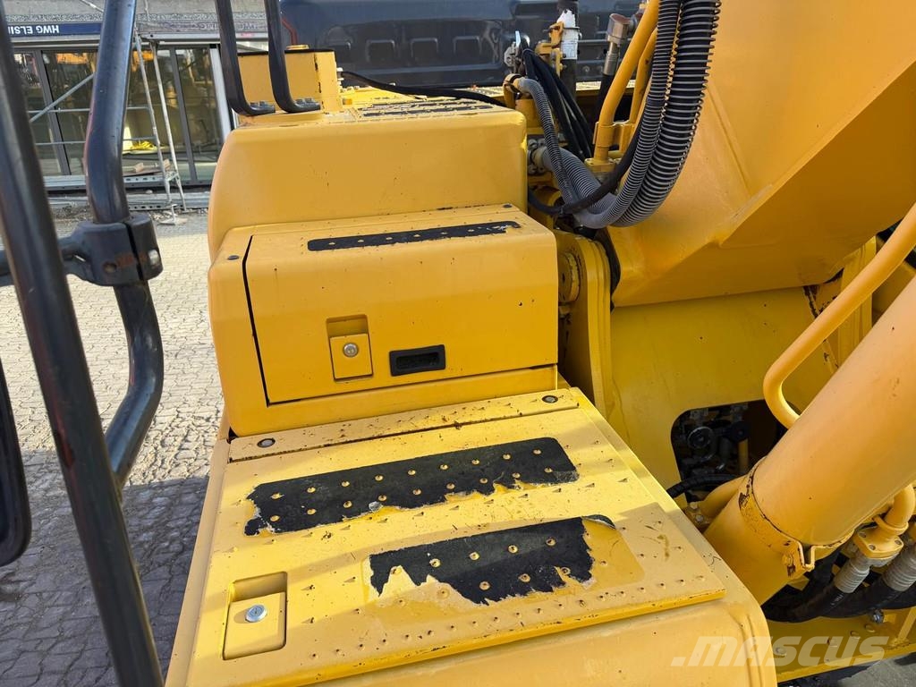 Komatsu PC 210-11 . Excavatoare pe șenile