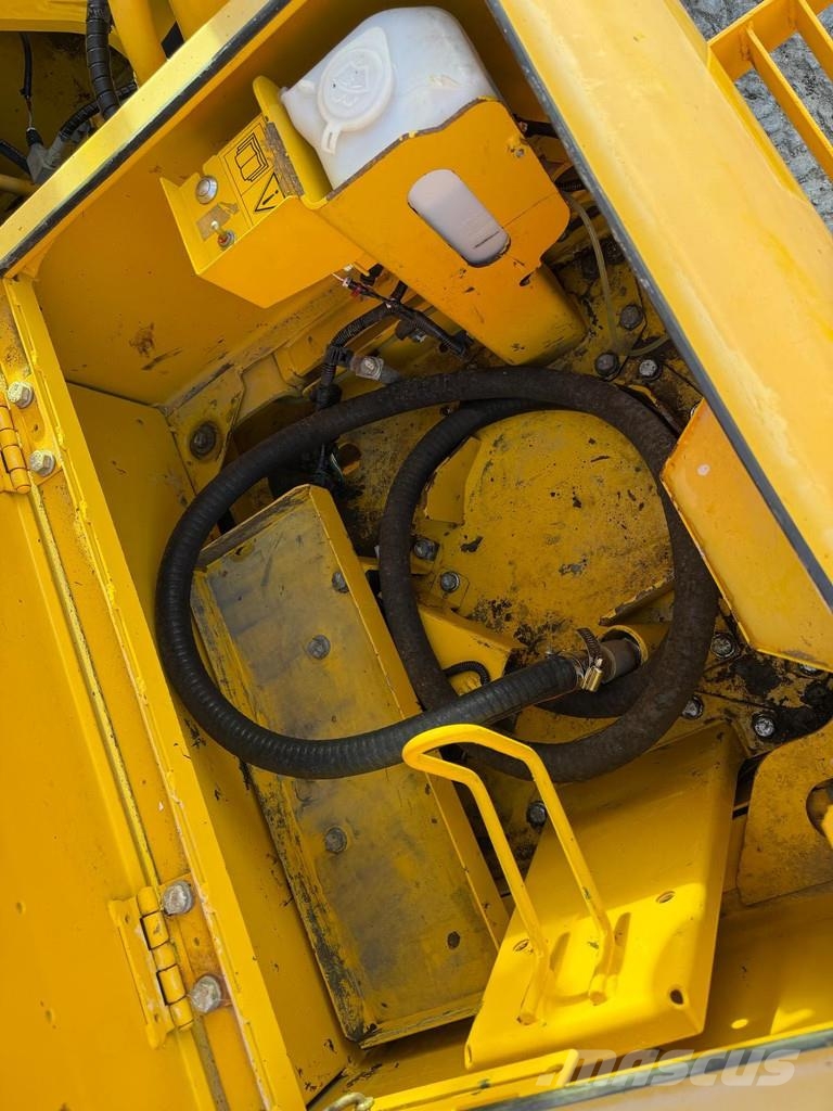 Komatsu PC 210-11 . Excavatoare pe șenile