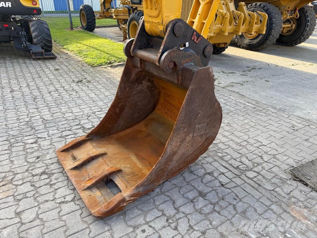 Komatsu PC 210-11 . Excavatoare pe șenile