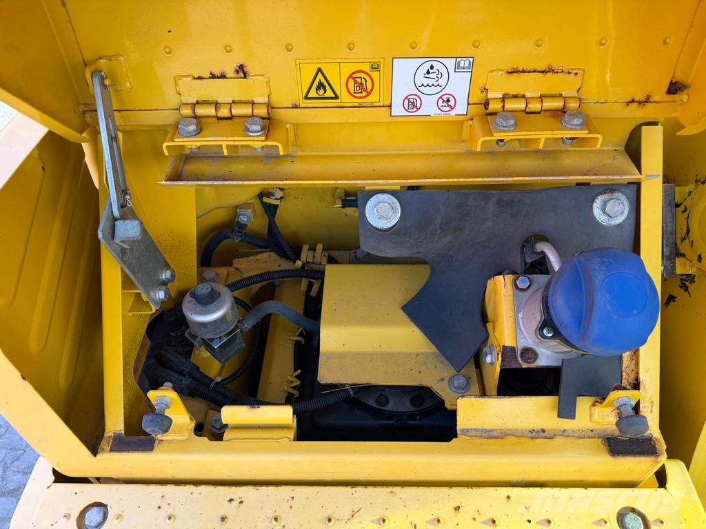 Komatsu PC 210-11 . Excavatoare pe șenile