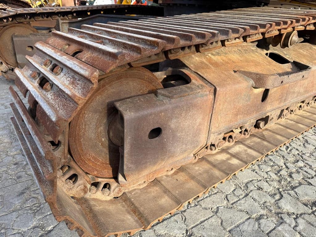 Komatsu PC 210-11 . Excavatoare pe șenile