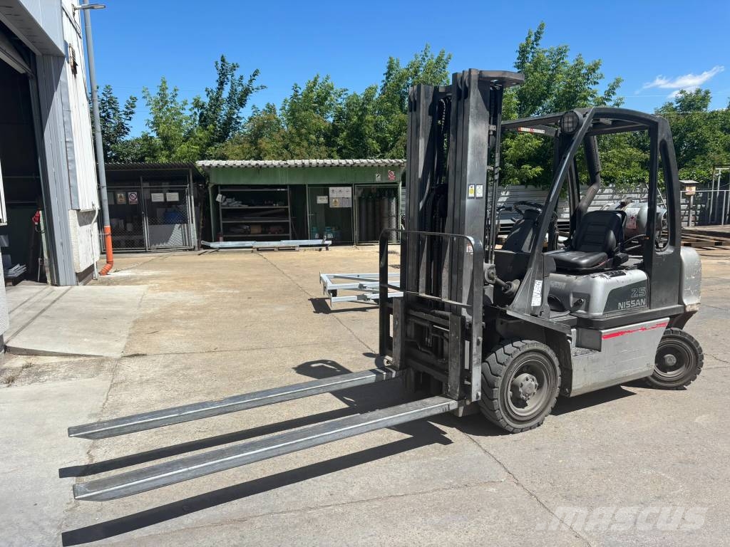 Nissan UD02A25PQ 天然气叉车