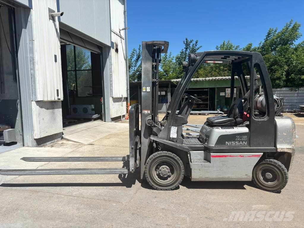 Nissan UD02A25PQ 天然气叉车