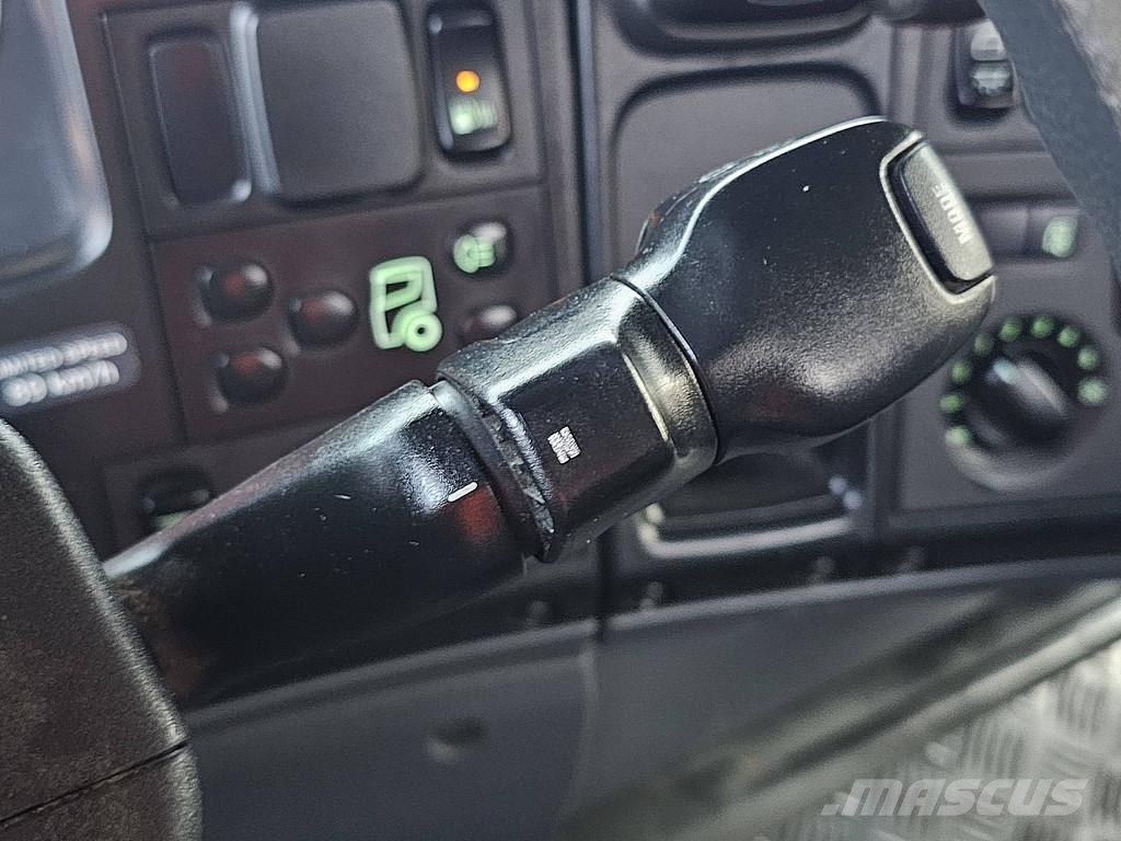 Scania P320 LOW ENTRY 6X2*4 HIAB 吊鉤式起重車