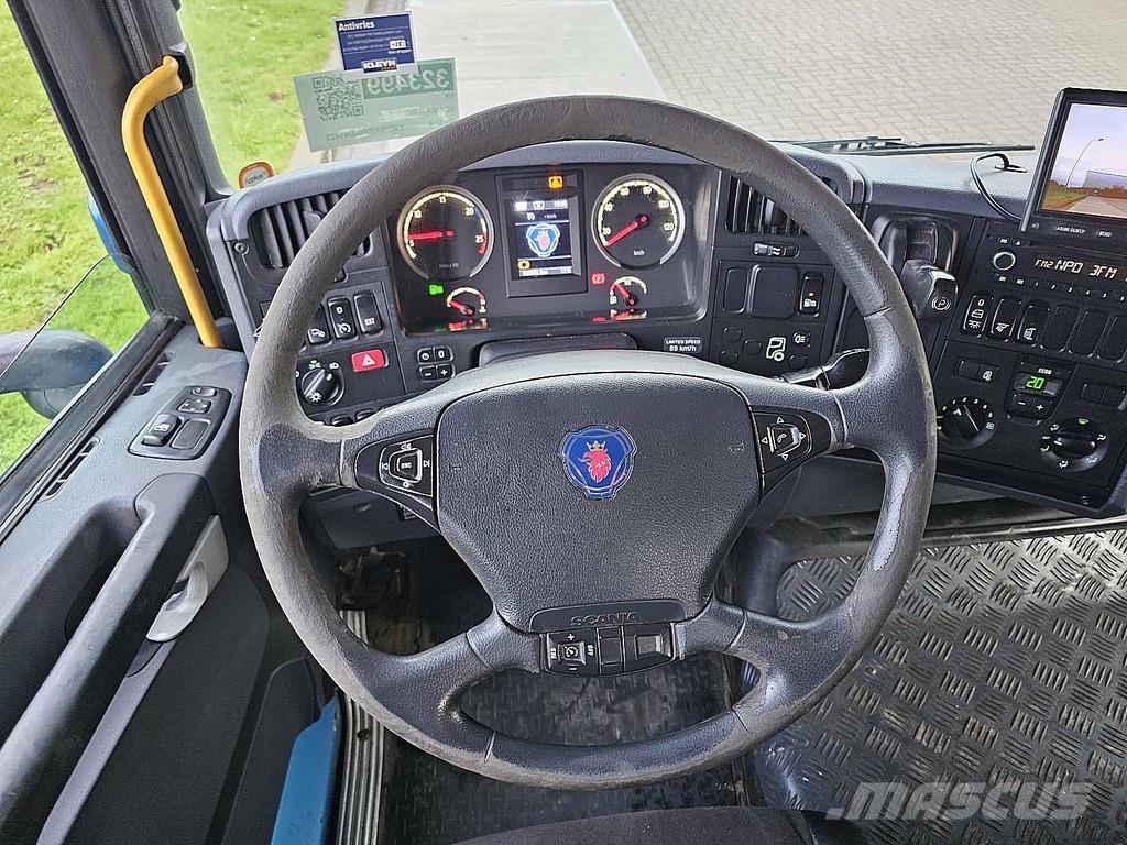 Scania P320 LOW ENTRY 6X2*4 HIAB 吊鉤式起重車