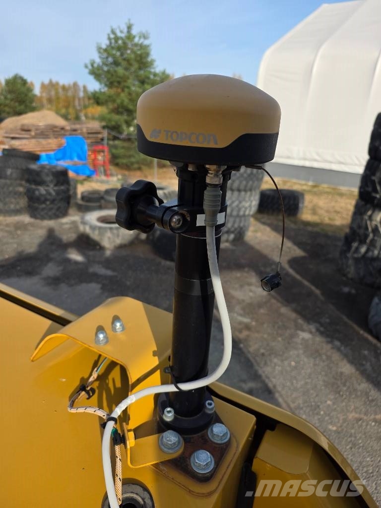 CAT 323 Kāpurķēžu ekskavatori