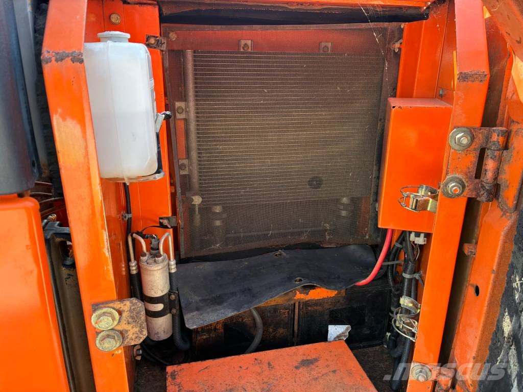 Hitachi ZX70-1 حفارات وسط 7 طن - 12 طن