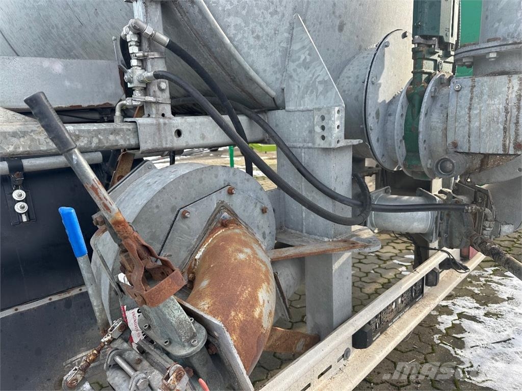 Bergmann HTW 65 + Stapel Gülleaufbau VT 27 Oprema za rukovanje i postavljanje