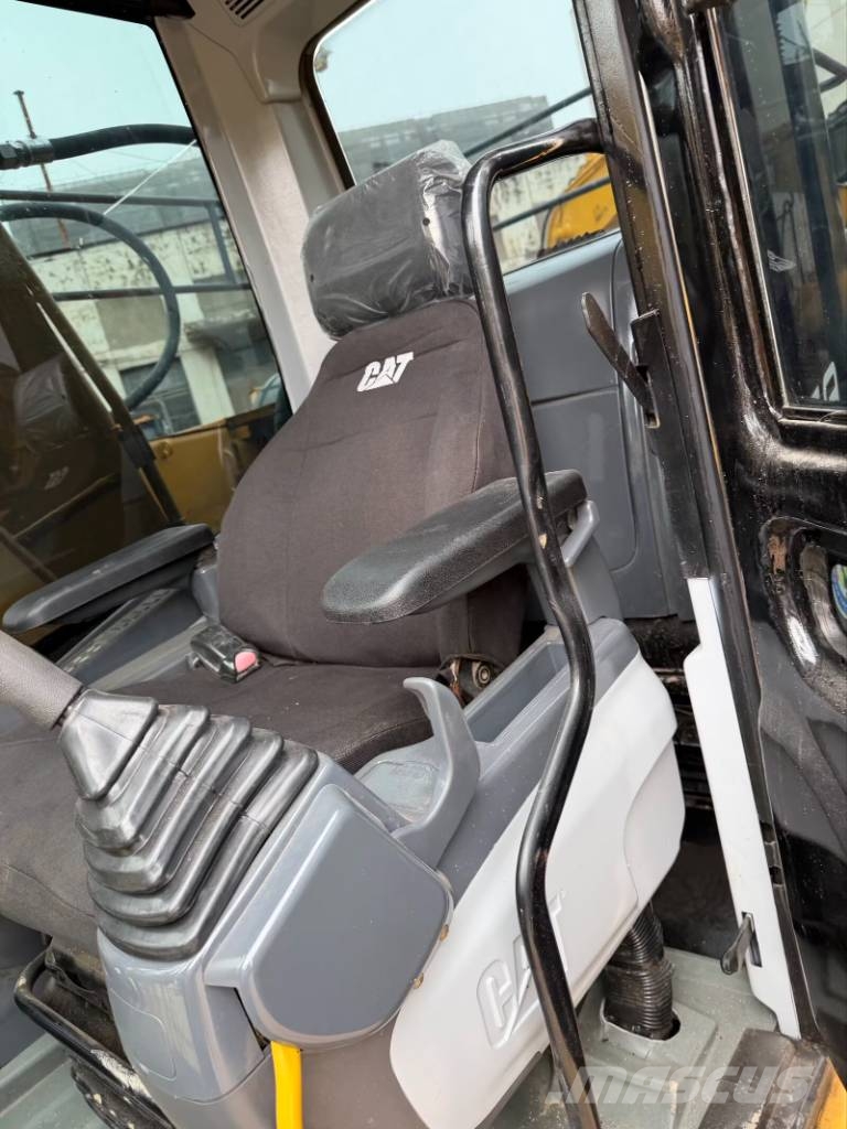 CAT 323D2L   3000 units excavators in stock Excavadoras sobre orugas