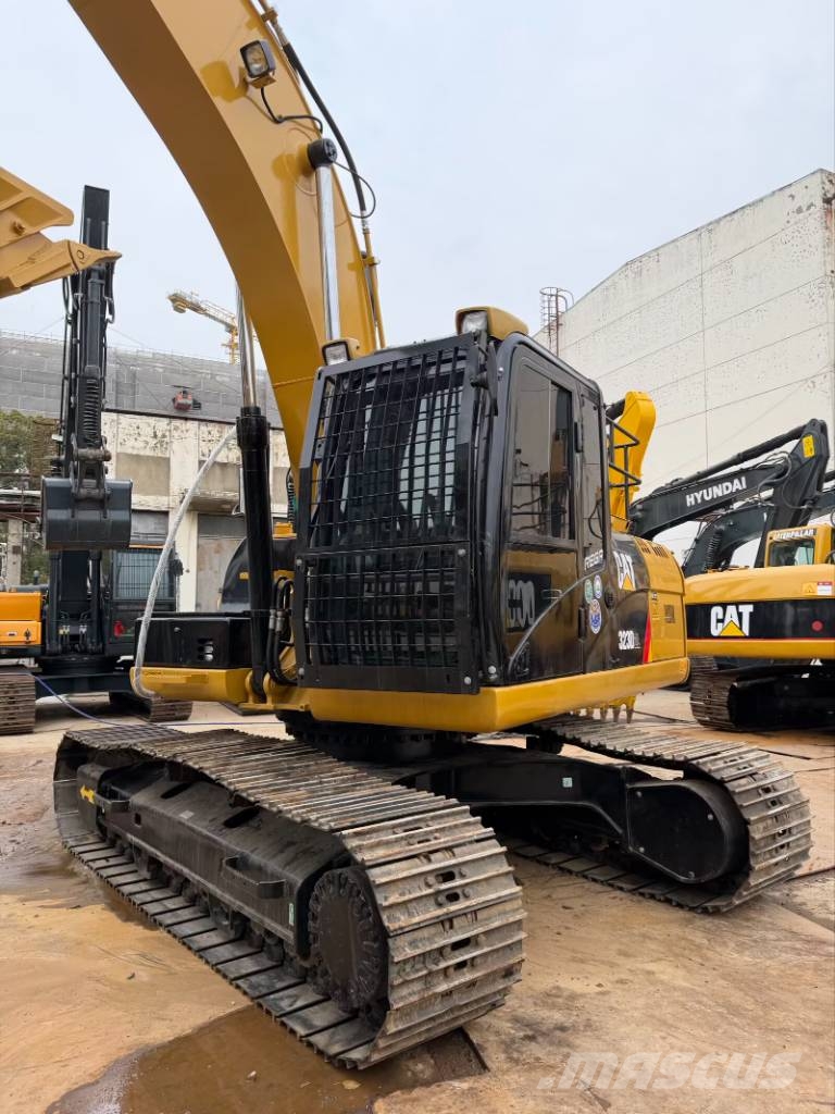 CAT 323D2L   3000 units excavators in stock Excavadoras sobre orugas