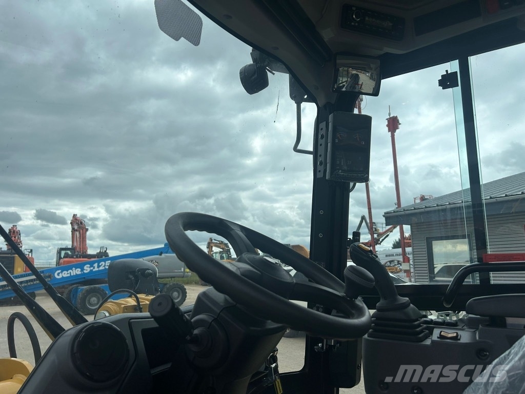 CAT 906 BIG FOOT لوادر بعجل