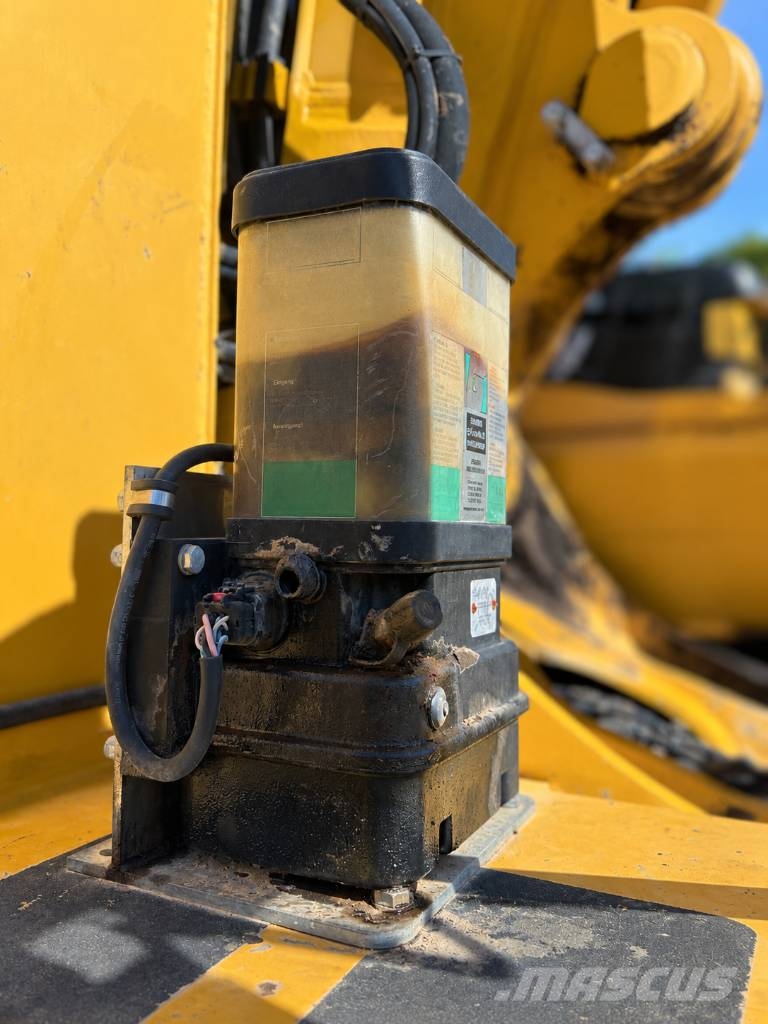 Komatsu PW 148-10 حفارات بعجل