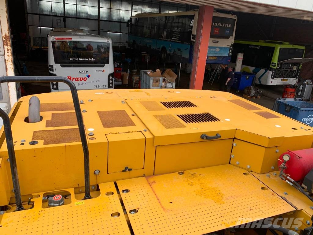 CAT 330 حفارات زحافة