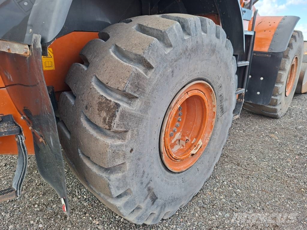 Hitachi ZW310 Iekrāvēji uz riteņiem