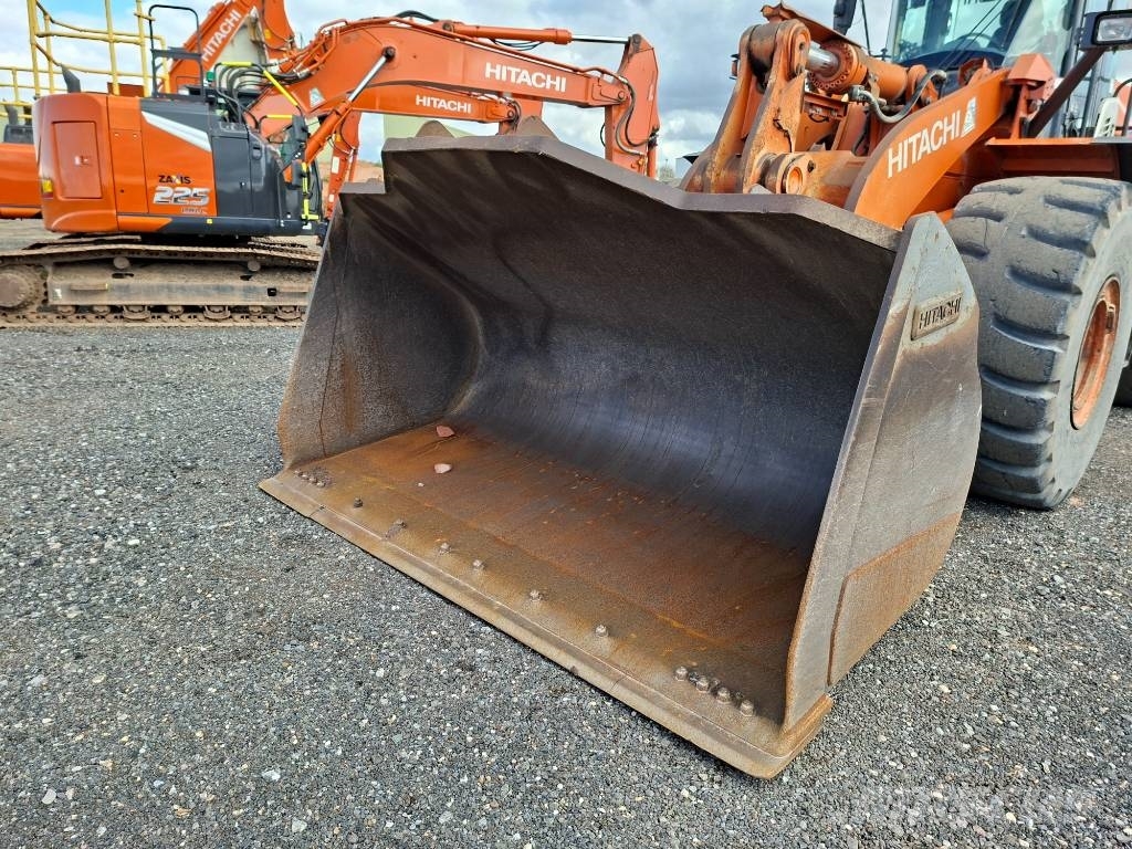 Hitachi ZW310 Iekrāvēji uz riteņiem