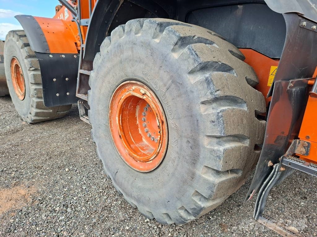 Hitachi ZW310 Iekrāvēji uz riteņiem