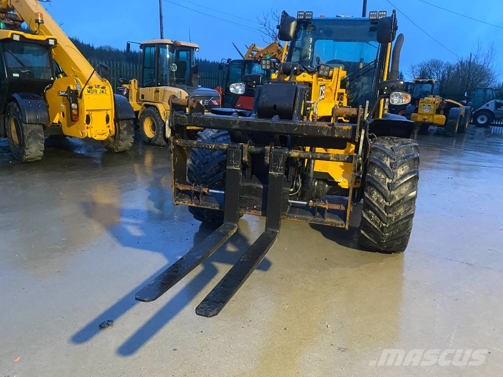 JCB TM 320 S معدات مناولة لأغراض الزراعة