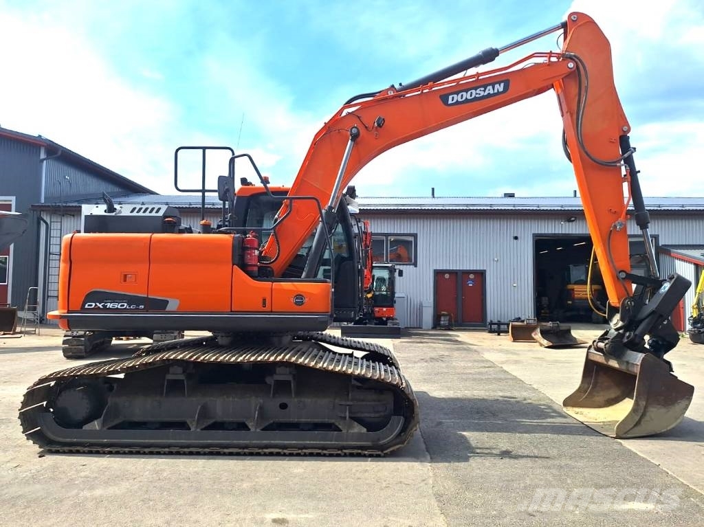 Doosan DX160LCH-5 METSÄMALLI KALLISTAJALLA Excavadoras sobre orugas
