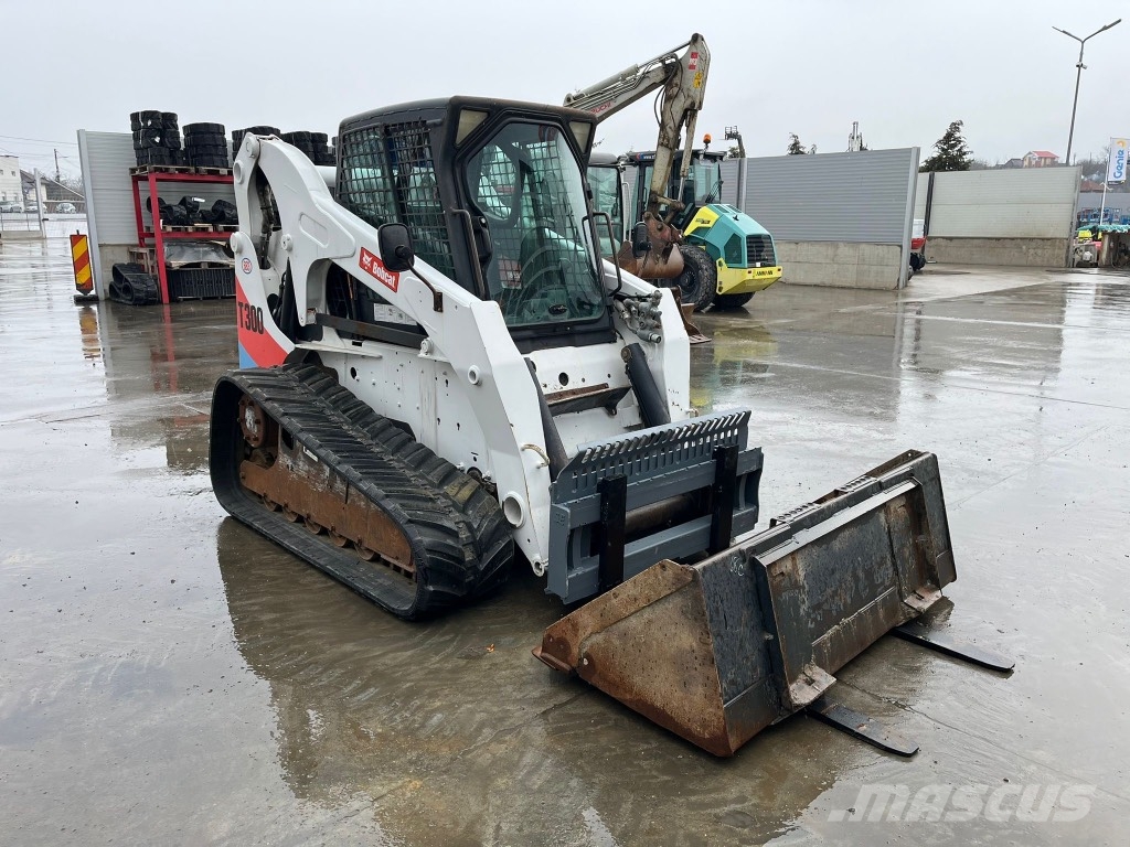 Bobcat T 300 لوادر انزلاقية التوجيه