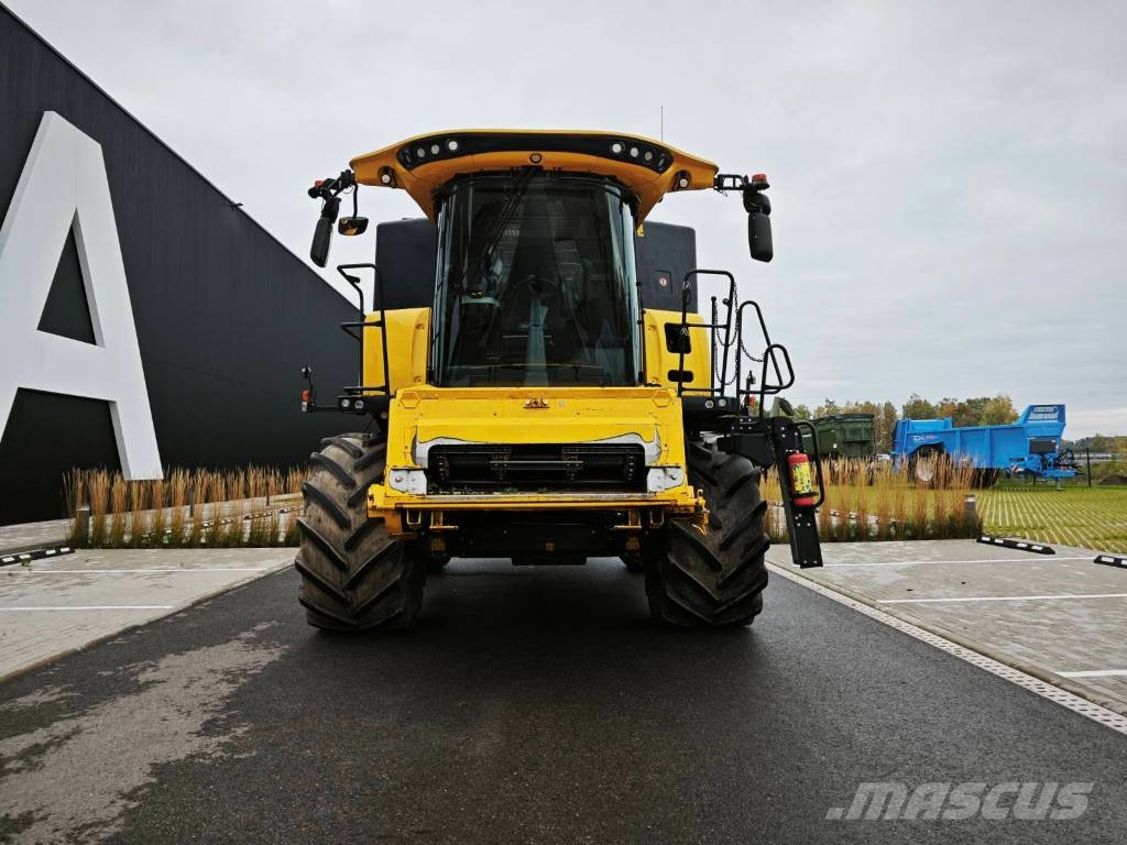 New Holland CX 8.85 Combine harvesters