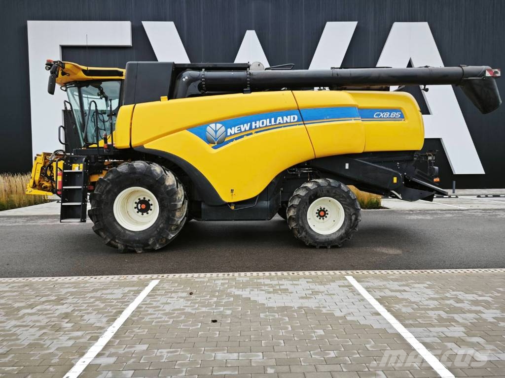 New Holland CX 8.85 Combine harvesters