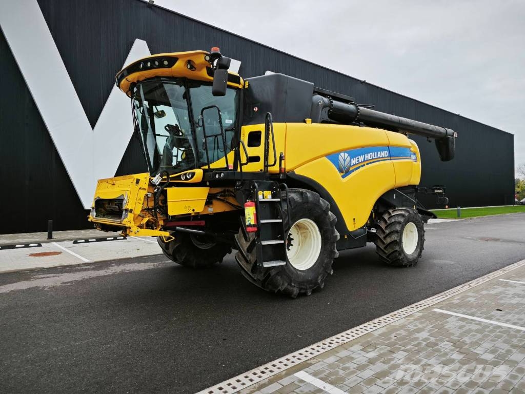 New Holland CX 8.85 Combine harvesters