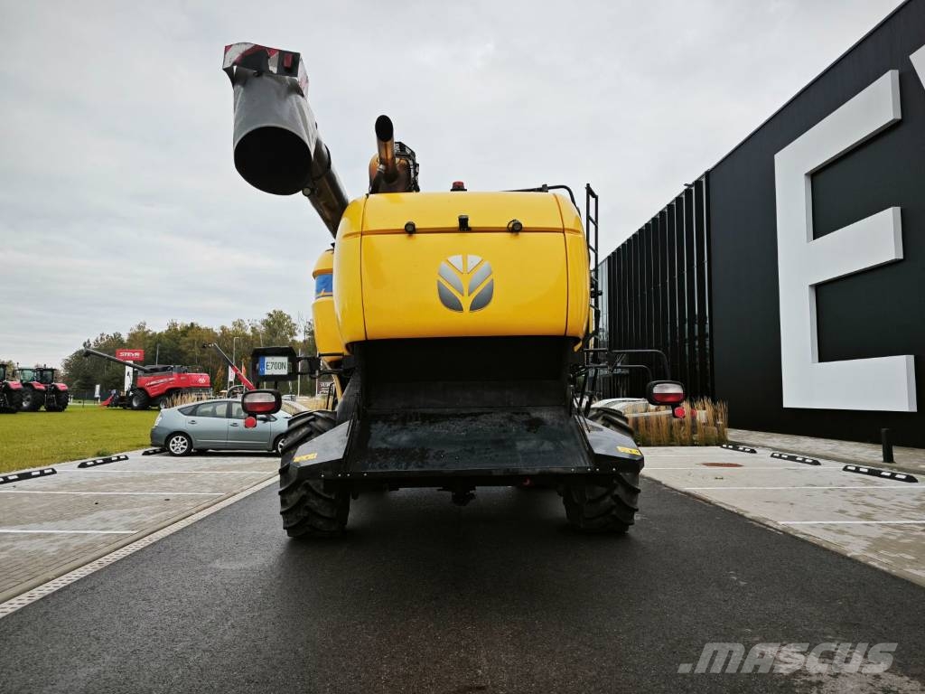 New Holland CX 8.85 Combine harvesters