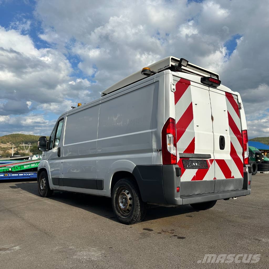 Fiat Ducato 2.3 Multijet Euro 6 / Schwertransport-Begle Vehículos de caha cerrada