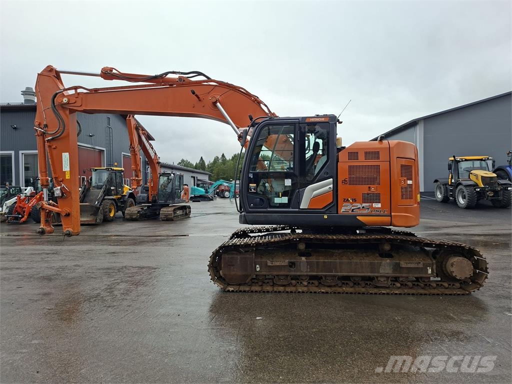 Hitachi ZX225USLC-7 حفارات زحافة