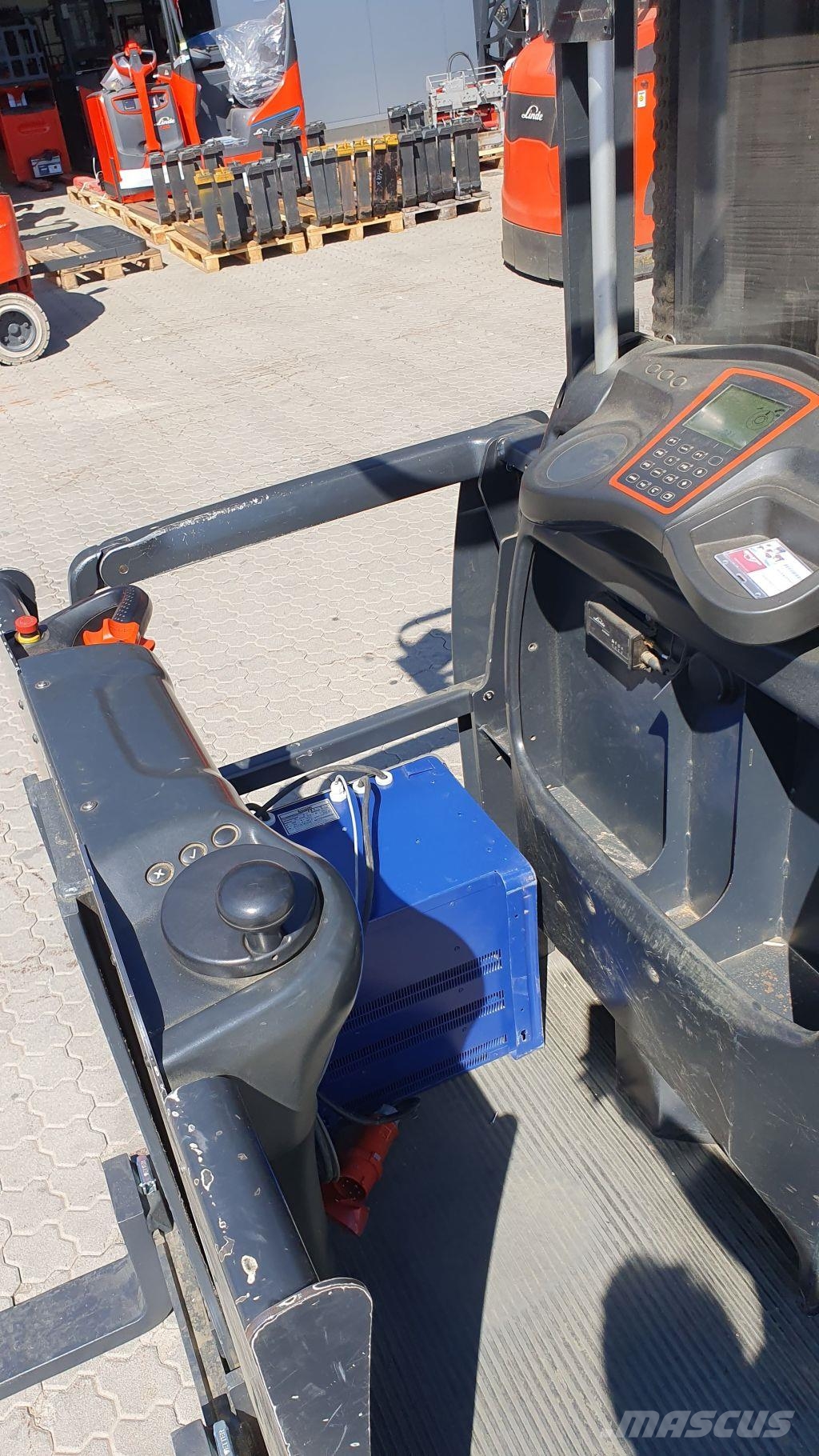 Linde V48 High lift order picker