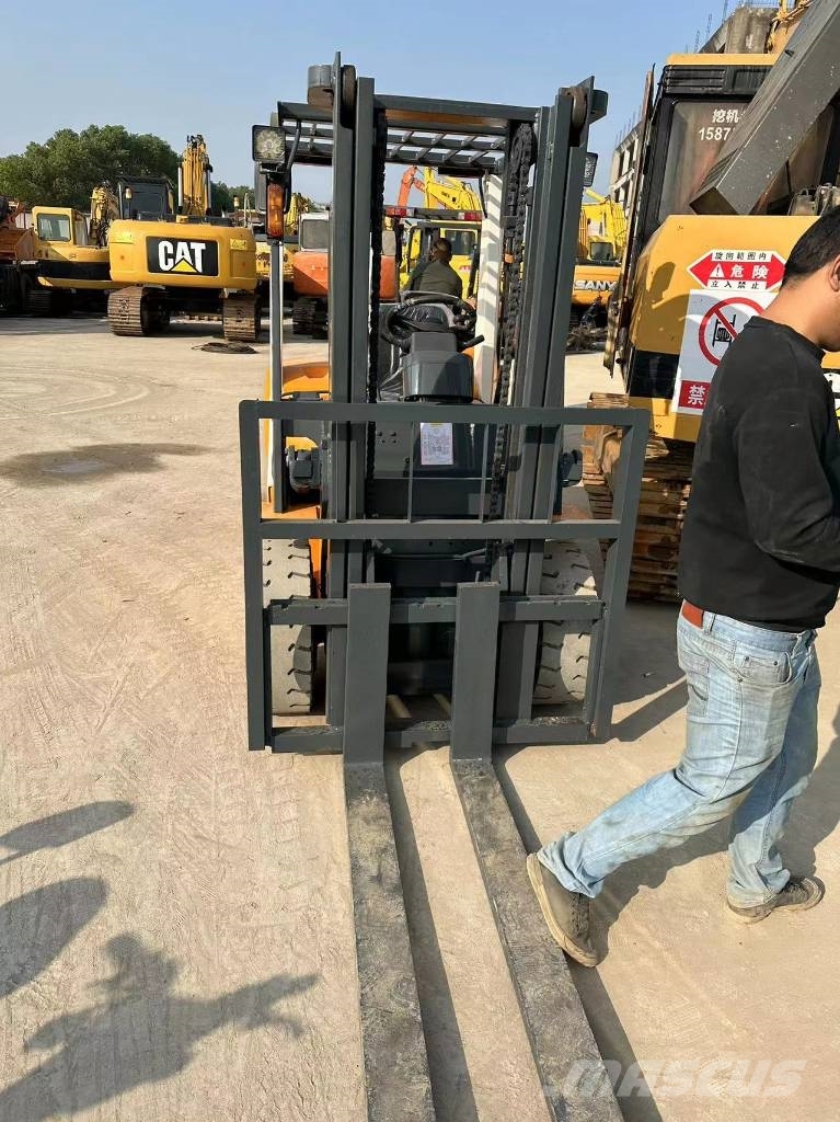 TCM FD30T6 شاحنات الديزل