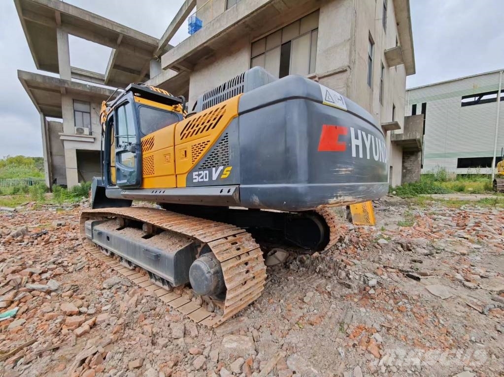 Hyundai Robex 520 VS حفارات زحافة