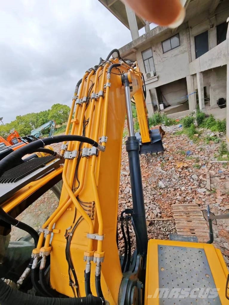 Hyundai Robex 520 VS حفارات زحافة