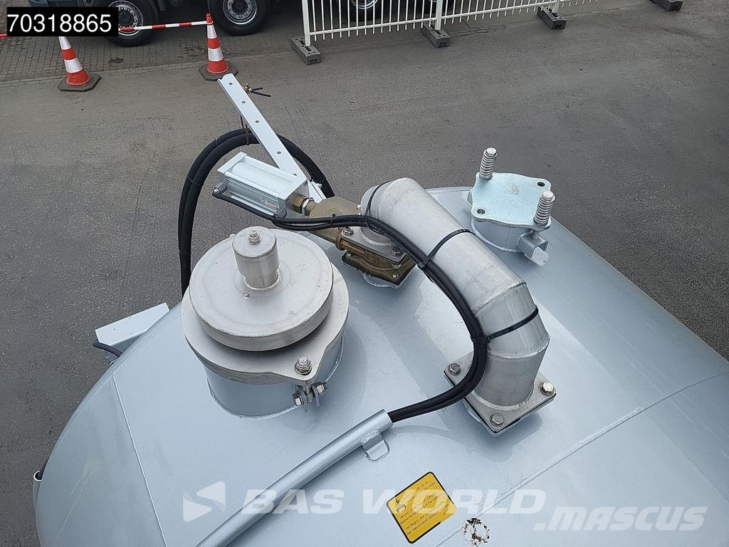 Kässbohrer STN 3 axles Gülle Waste Liftachse Semirimorchi cisterna