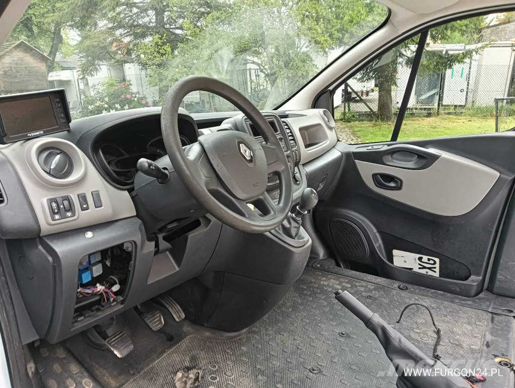 Renault TRAFIC PLATFORMA DO ZABUDOWY NR 904 شاحنة مقفلة