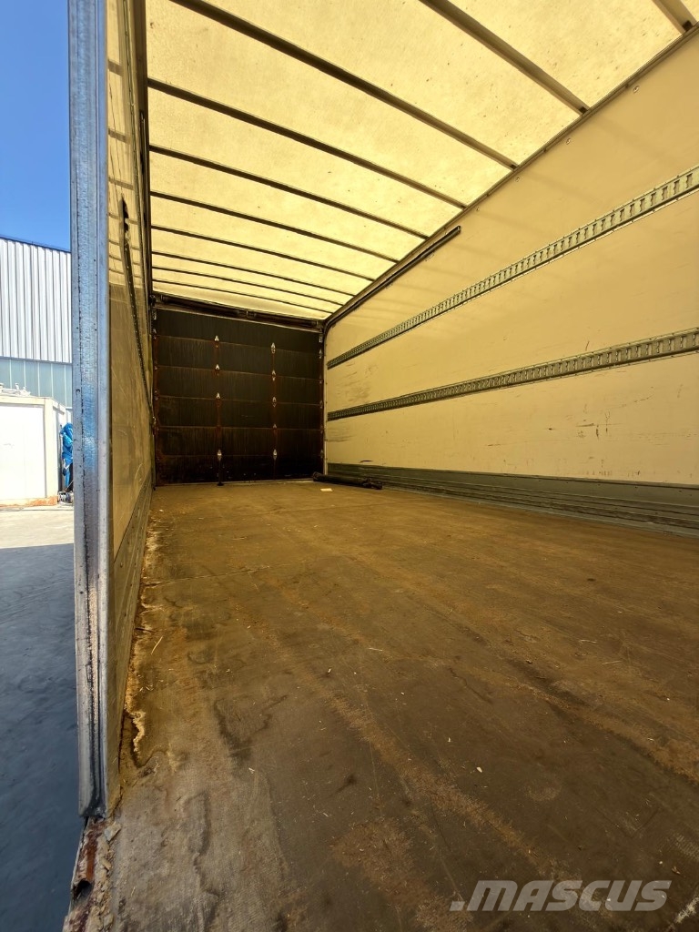Renault D 210 *ACCIDENTE*DAMAGED*UNFALL* Camiones caja cerrada