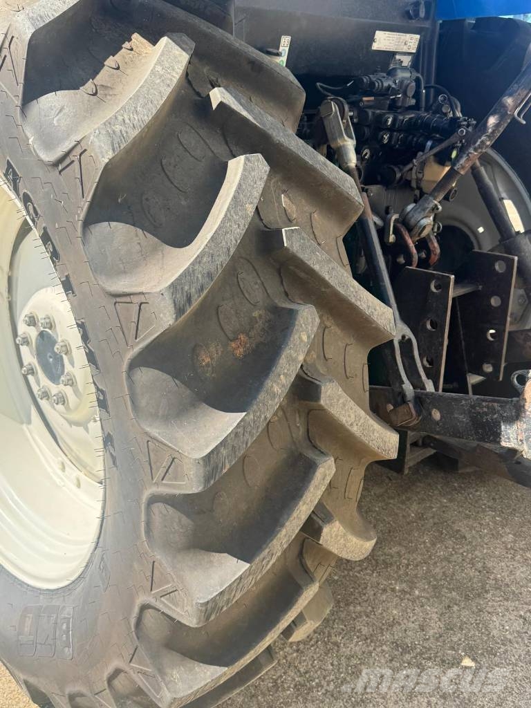 New Holland T6010 CON PALA LEON Tractoren