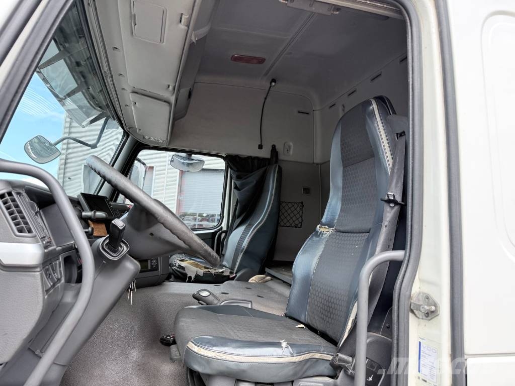 Volvo FM 330 6x2*4 Side opening 8.7 m Camiones con caja de remolque