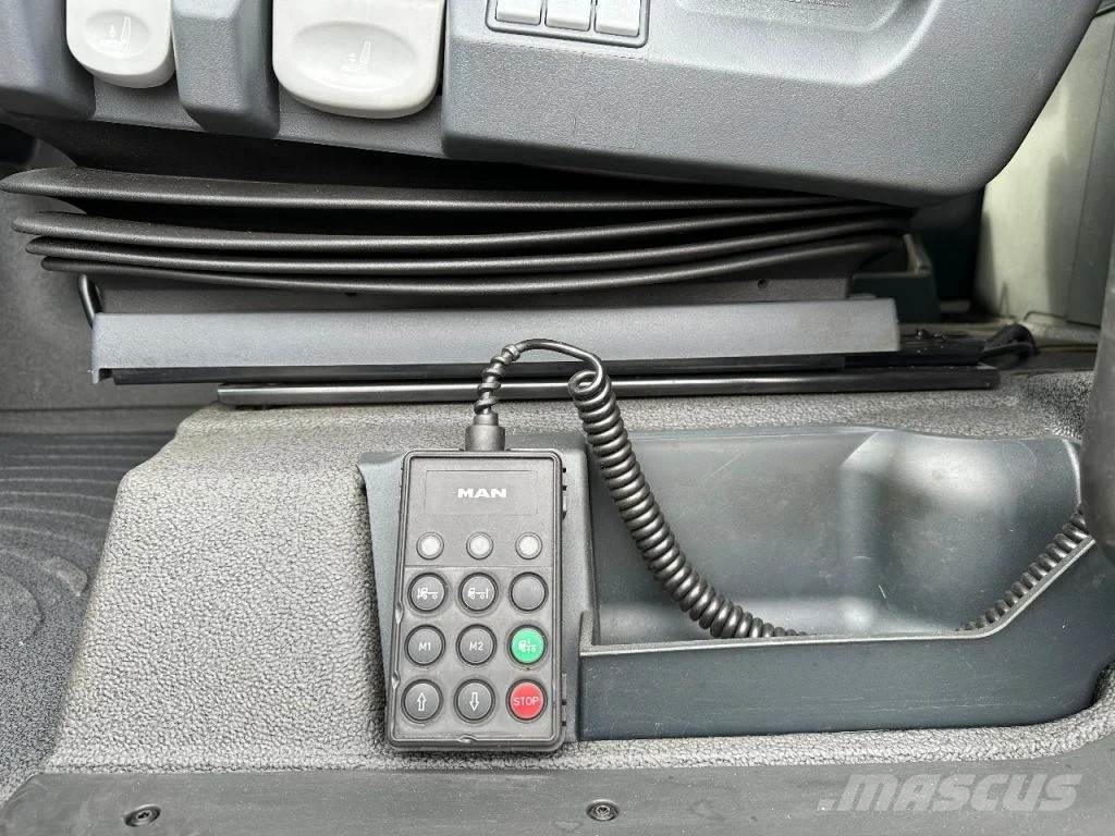 MAN TGX 33.560 8X4 TRIDEM + HMF 4020-K8 KRAAN/KRAN/CRA Автокранове