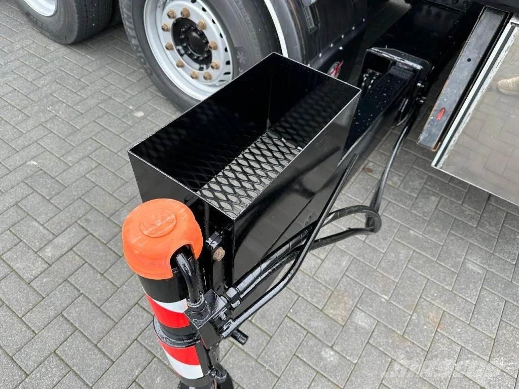 MAN TGX 33.560 8X4 TRIDEM + HMF 4020-K8 KRAAN/KRAN/CRA Автокранове