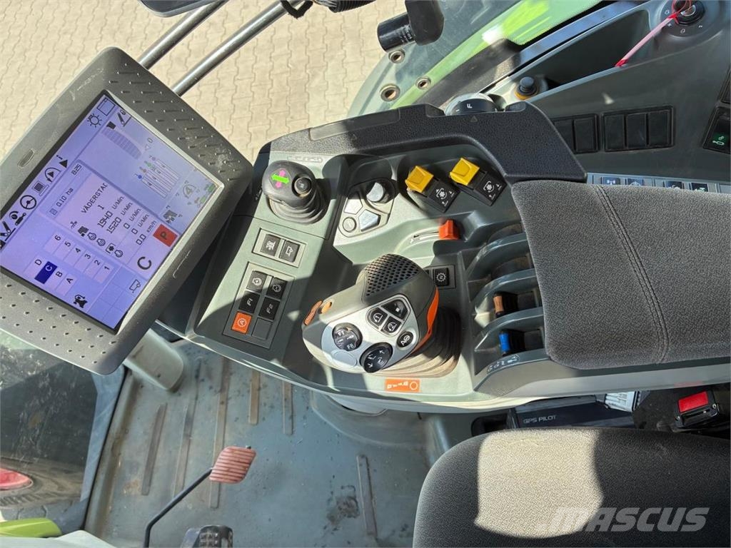 CLAAS Axion 850 Traktoren