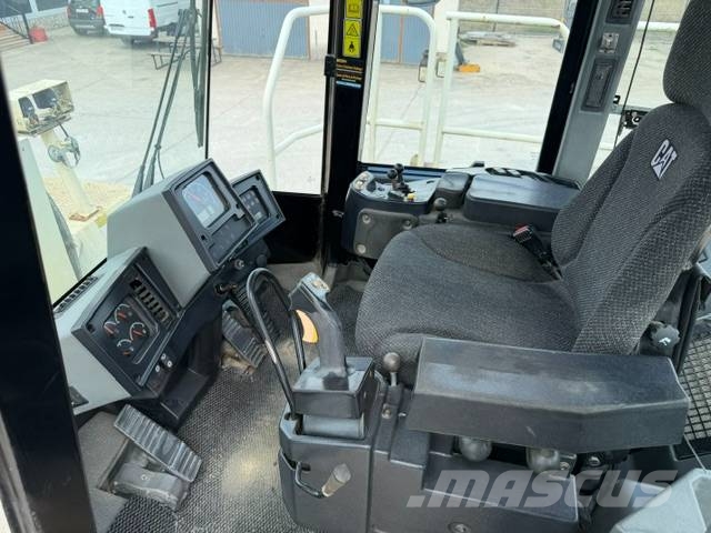 CAT 988 H Gumikerekes homlokrakodók